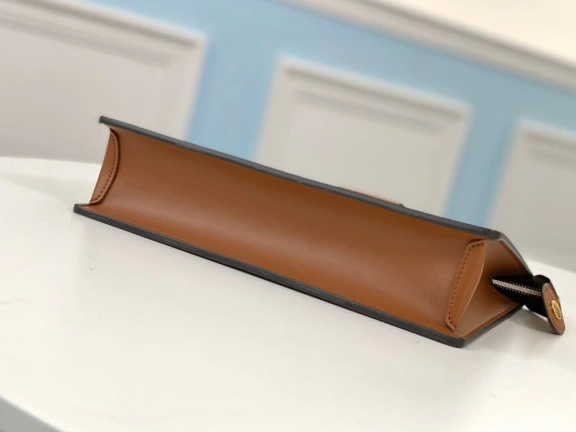 VUITTON LOUIS CHANELUTCH 0108